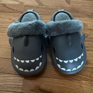 Shark slipper slides size 9